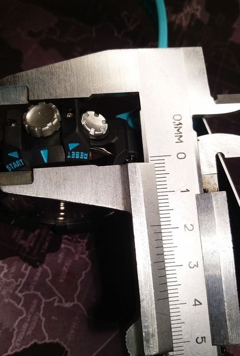 Наручные часы электронные.