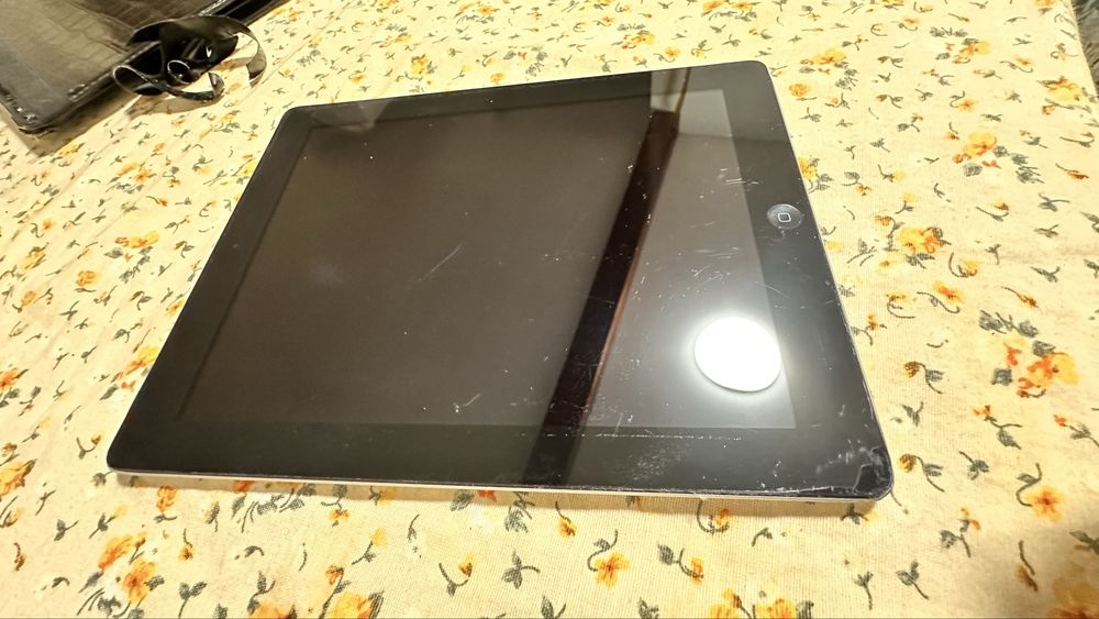 Ipad 4, гарний стан, екран цілий, батарея добре тримає