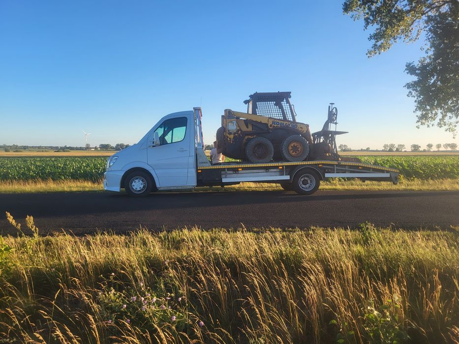 Transport maszyn , pomoc drogowa , auto holowanie , autolaweta .