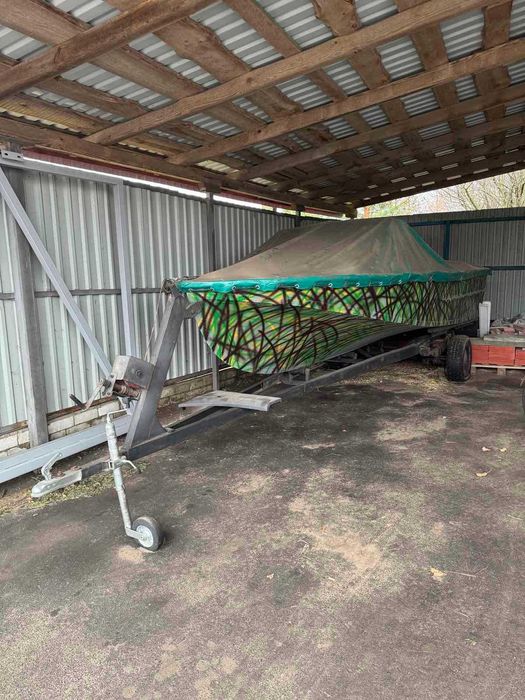 Катер Восток, без мотора, с телегой