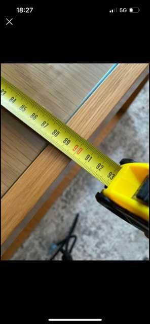 Mesa de centro de madeira com tampo de vidro temperado