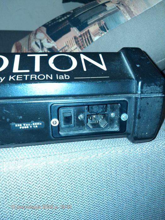 Синтезатор Ketron Solton MS 60 у робочому стані.
