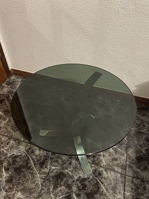 Mesa redonda de vidro e aluminio