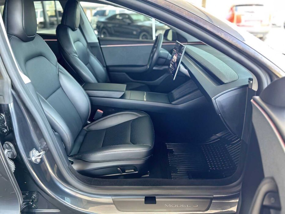 Tesla Model 3      2025