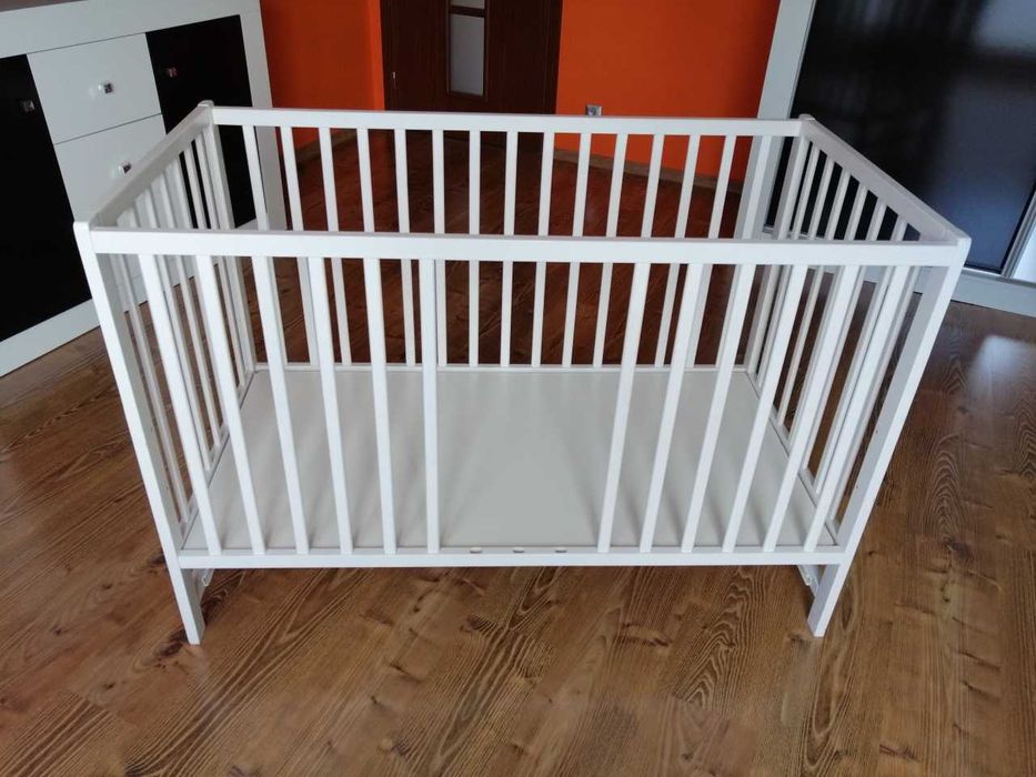 Łóżeczko białe w dobrym stanie