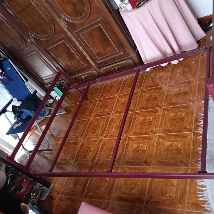 Cama individual em ferro com colchão