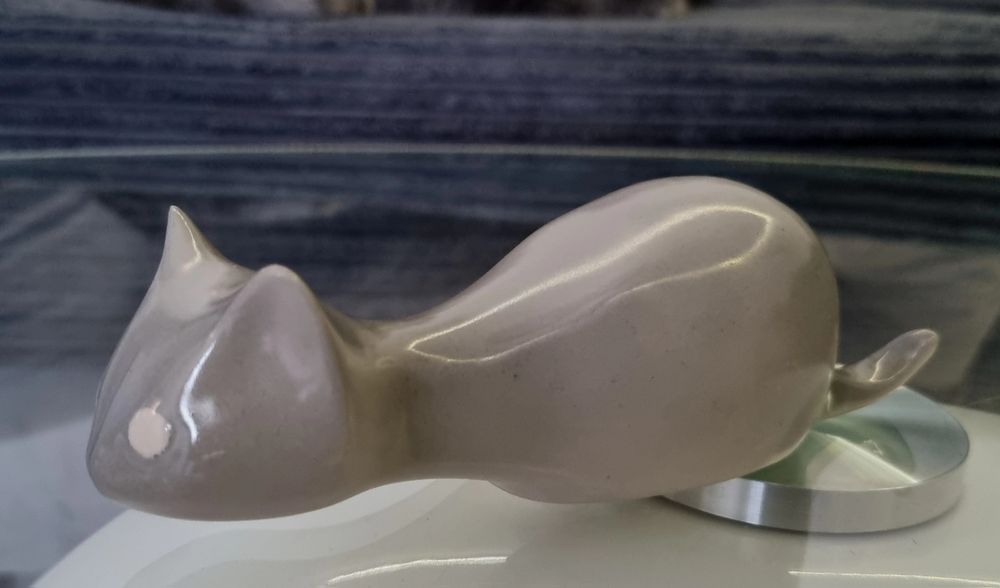 Sygnowana figurka Kot polujący Chodzież, lata 60.