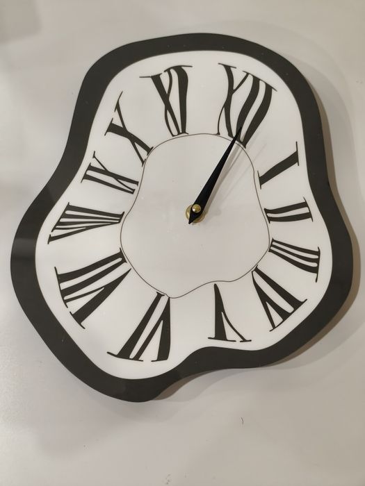 Relógio Decorativo de Parede Moderno com Design Derretido