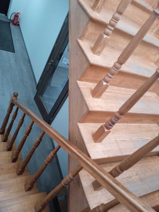 Schody drewniane dębowe z balustradą