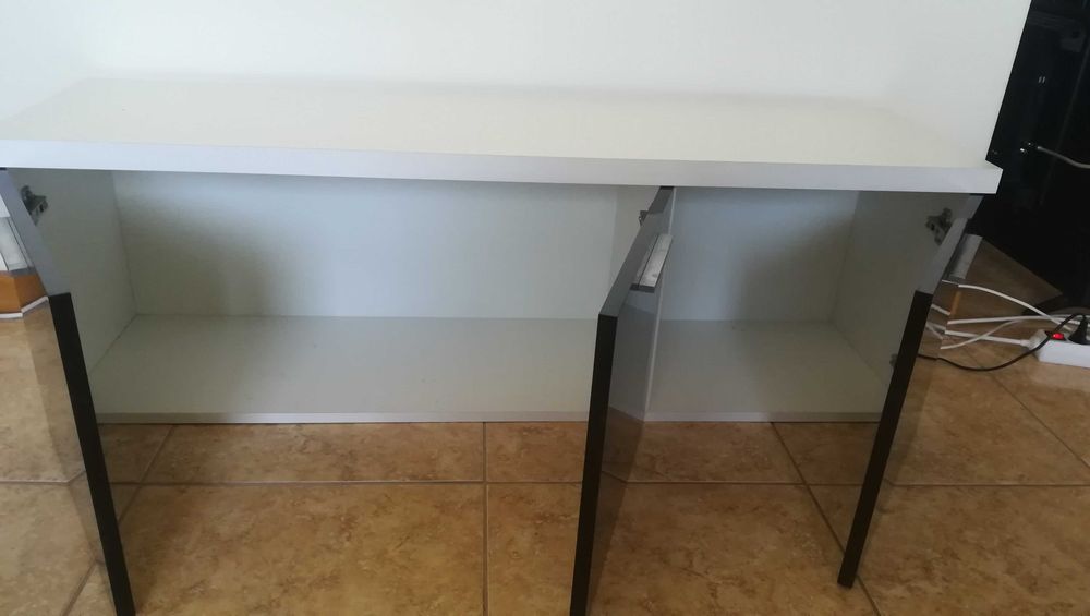 Móvel de sala com diferentes elementos em branco e preto