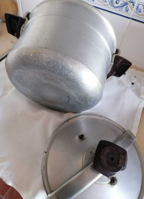 Panela de pressão grande, usada