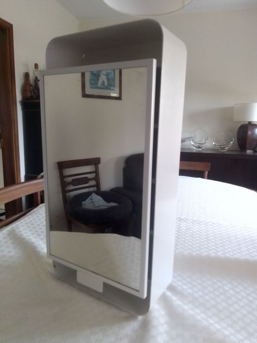 Armário de casa de banho com espelho