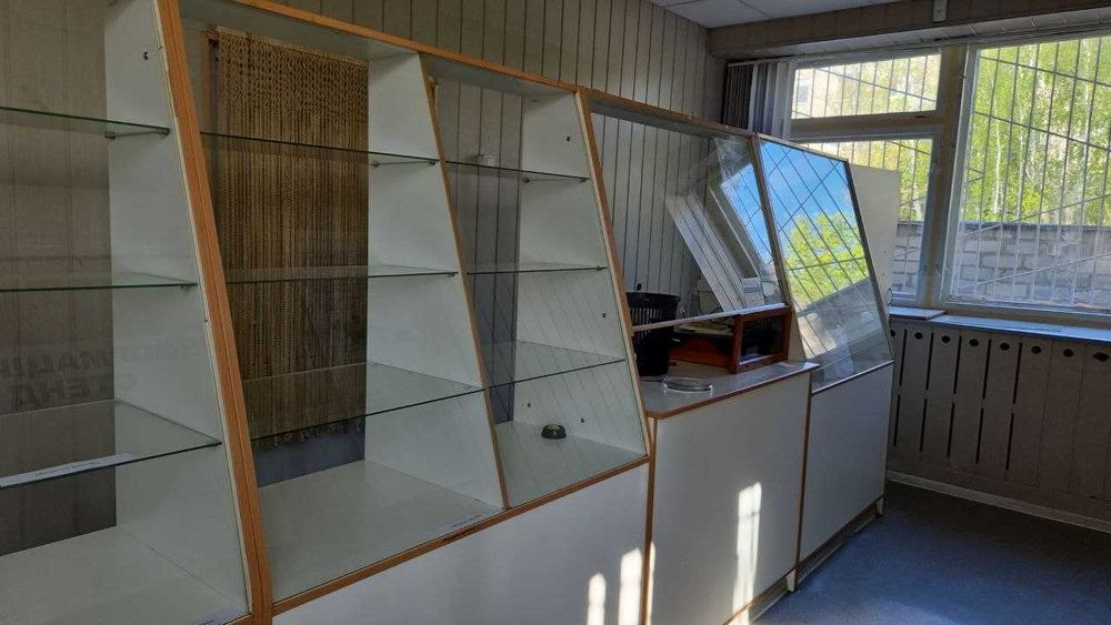 Техніка та меблі з аптеки