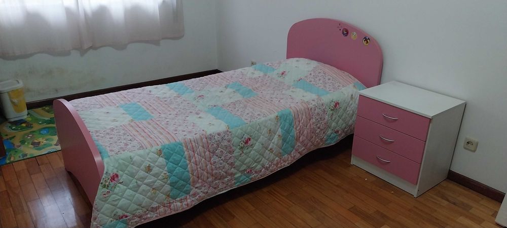 Cama de menina com mesa de cabeceira