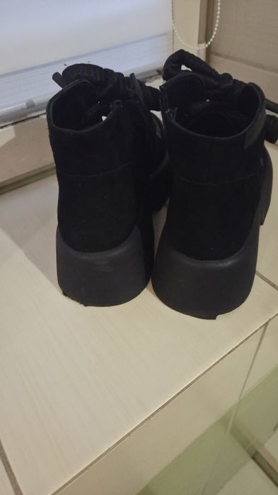 Круті, замшеві черевики