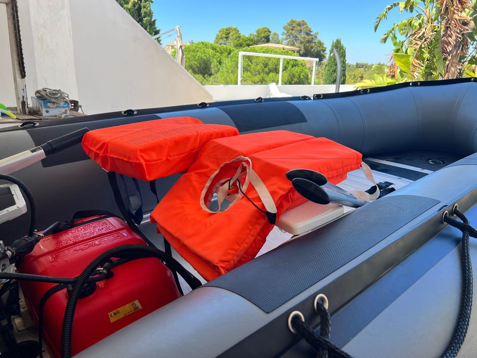 Embarcação/barco Semirrígida Quicksilver 420 Sport HD + Motor Suzuki 25 CV + Atrelado (Como Novo)