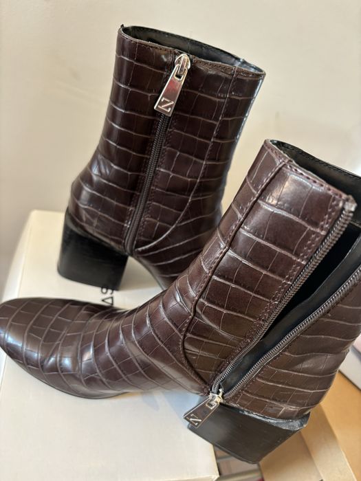 Botas castanhas em pele