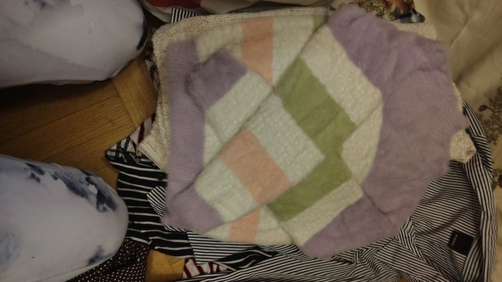 Одяг різний сорочки,блузи і т.д.