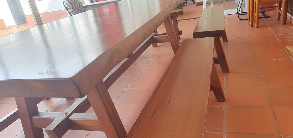 Mesa rústica com bancos
