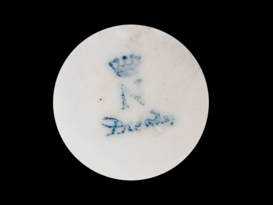 Menina com cesto de flores - porcelana Dresden