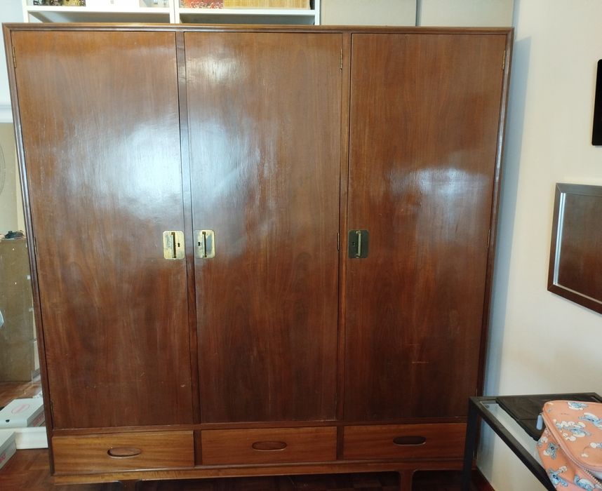 Roupeiro de madeira três portas