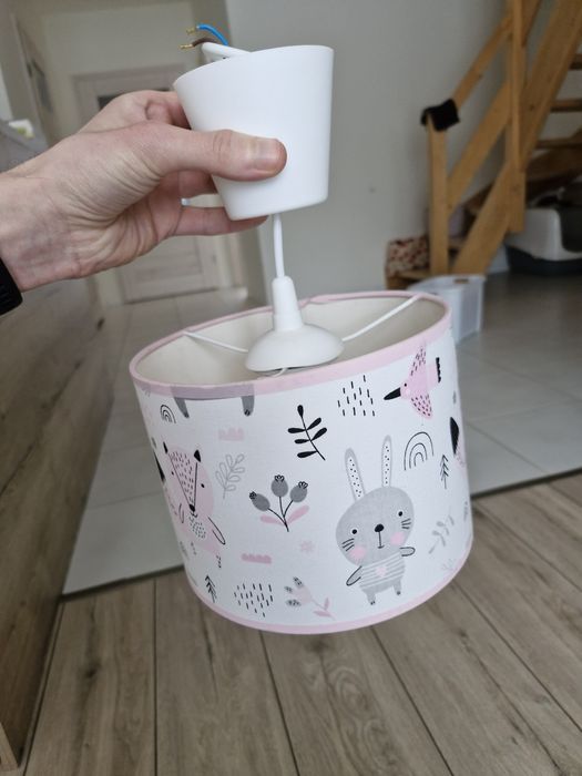 Lampa wisząca do pokoju dziewczynki.
