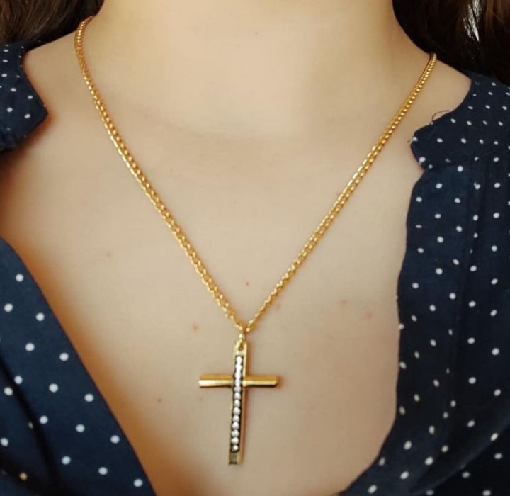Colares dourado com cruz