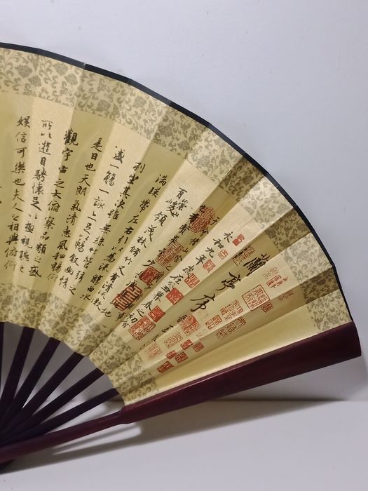 Leque em tecido de seda