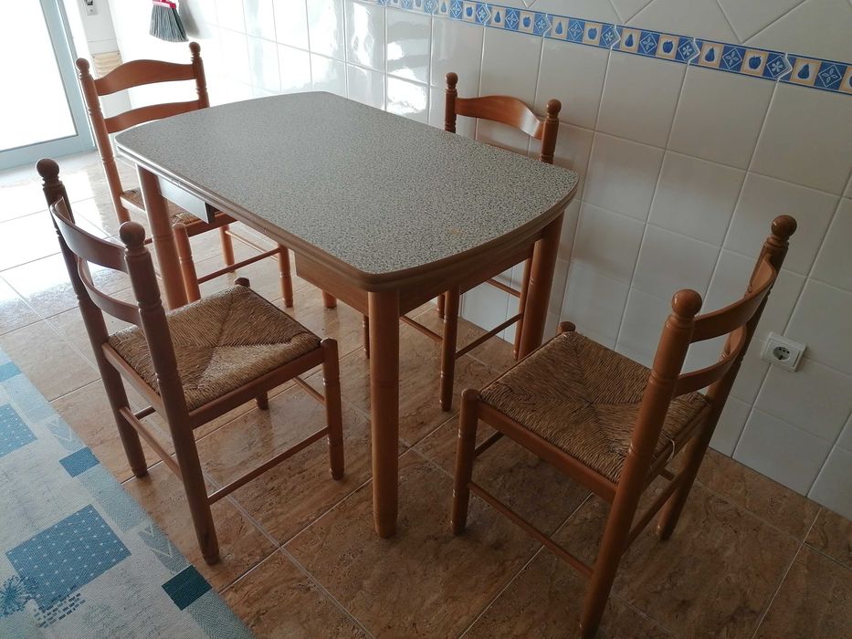 Mesa e 4 cadeiras