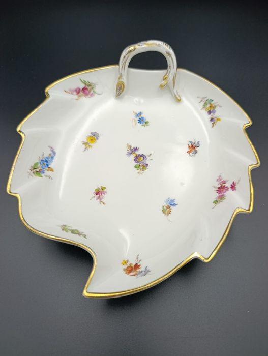 Porcelanowy talerz dekoracyjny , kształt liścia niemieckiej marki Meissen - Miśnia