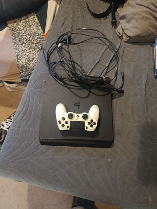 Vendo ps4 usada só que tá nova