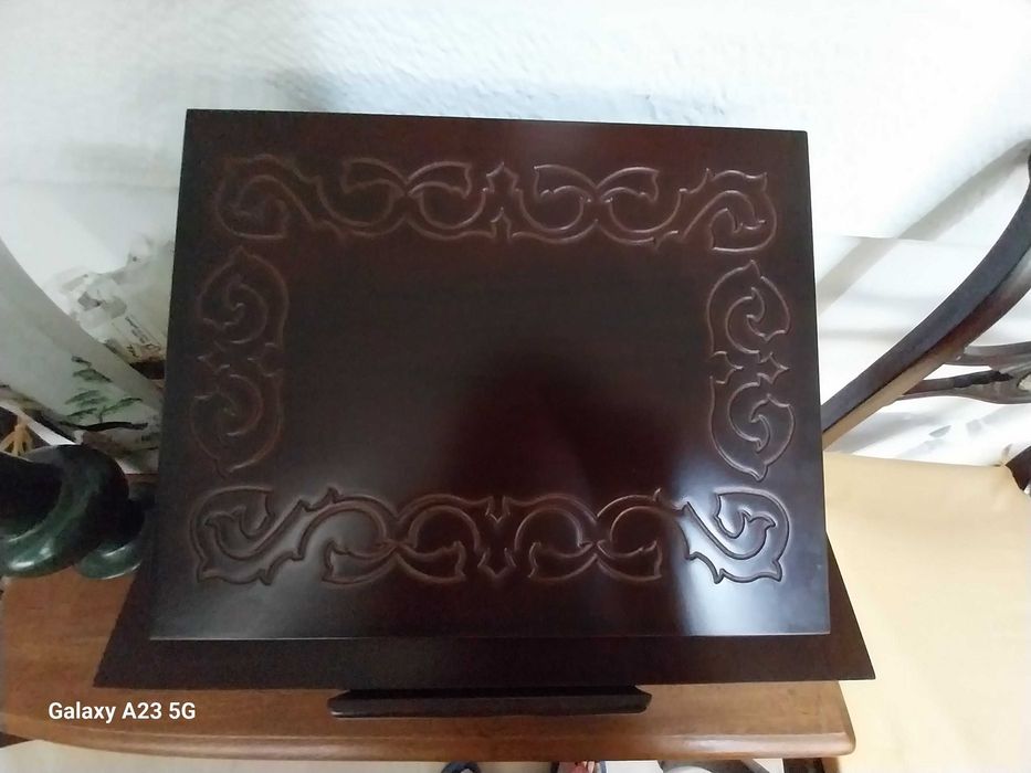 caixa em madeira com suporte para livro/atril