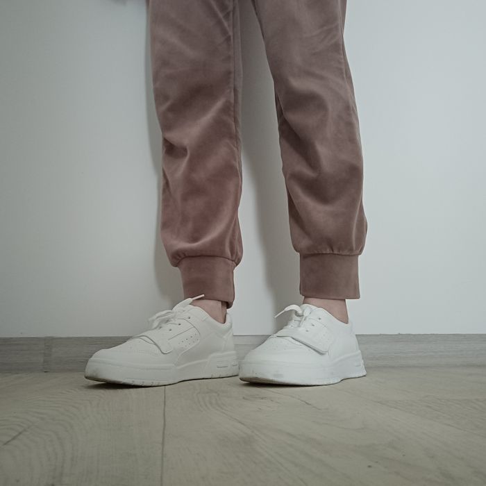 Кросівки білі жіночі