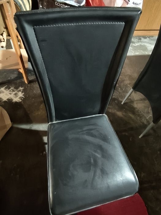 Mesa de madeira com 4 cadeiras