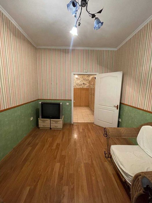 ПРОДАМ трикімнатну квартиру 91 м2 зі своїм окремим фасадним входом та підвалом у сталінці, Приморський район