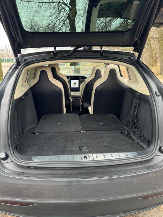 Tesla Model X 2018 рік