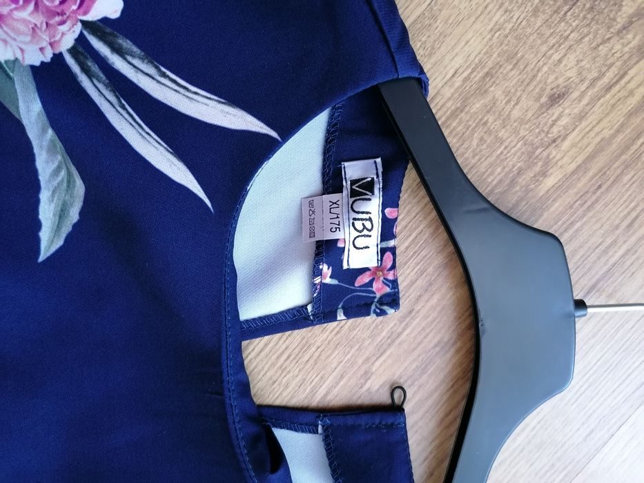 Granatowa sukienka w kwiaty