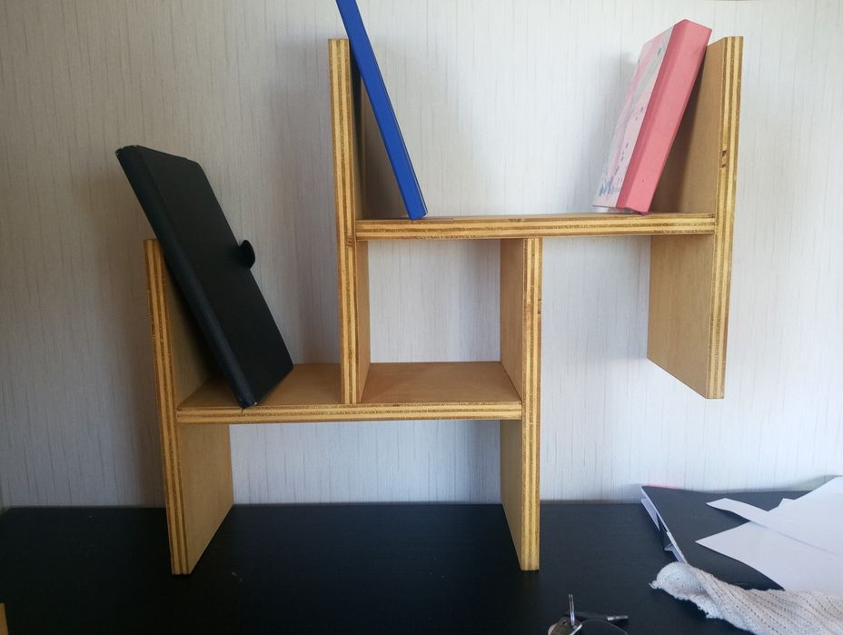 Prateleira com vários modelos. Pode ser de mesa ou suspensa.