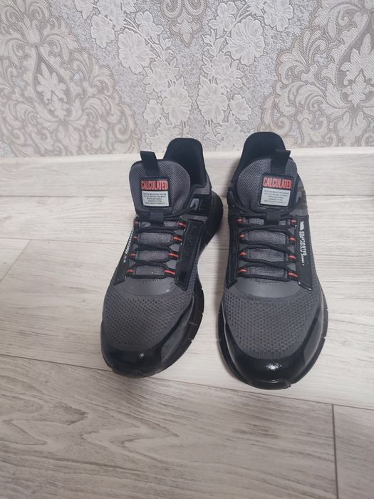 Продам чоловічі кросівки