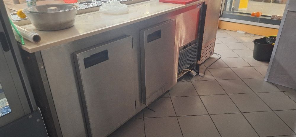 Várias máquinas industriais para restaurante ou supermercado