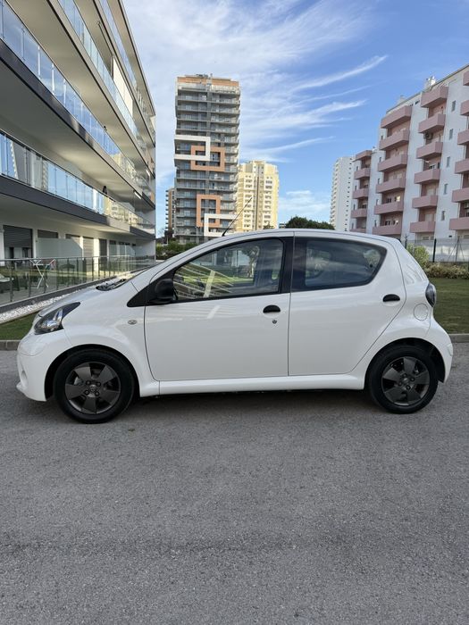 Toyota Aygo • Restyling 2013 • Ecran • Jantes Especiais • Revisado • Bem Estimado • AC