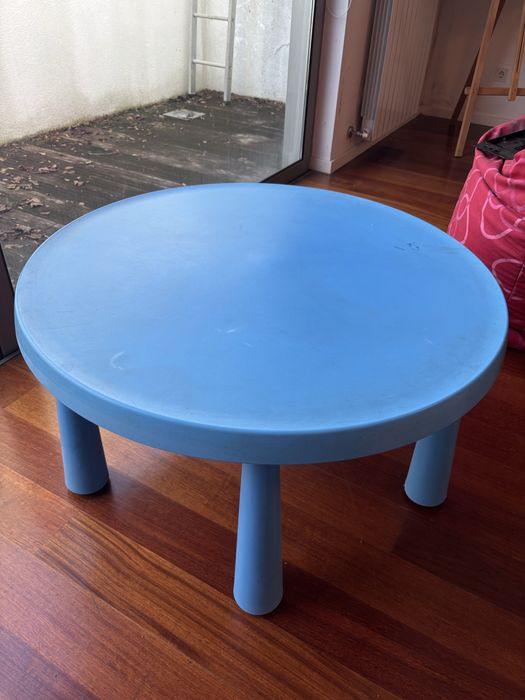 Mesa e 5 cadeiras para crianças IKEA