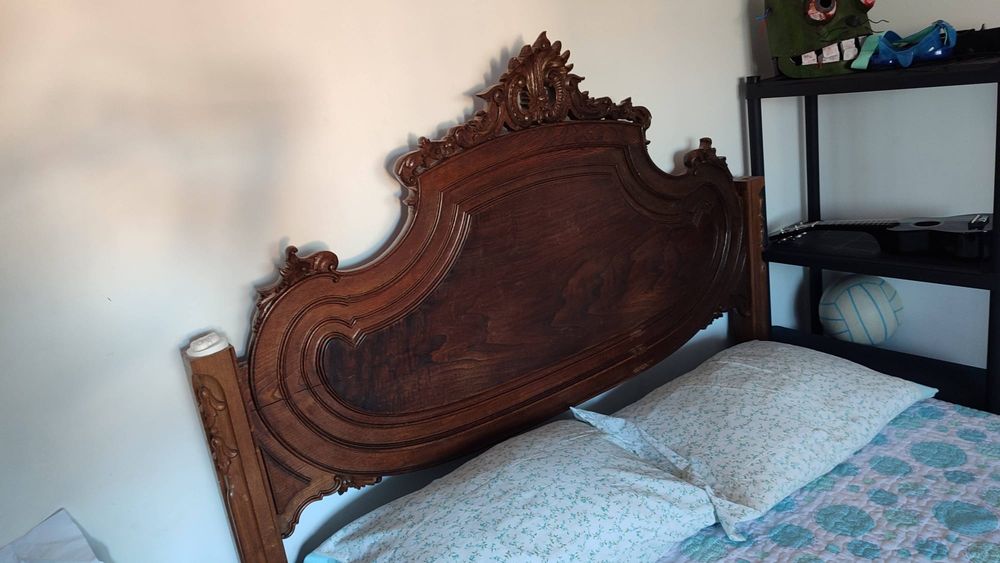 Cama, cómoda, mesinhas + colchão