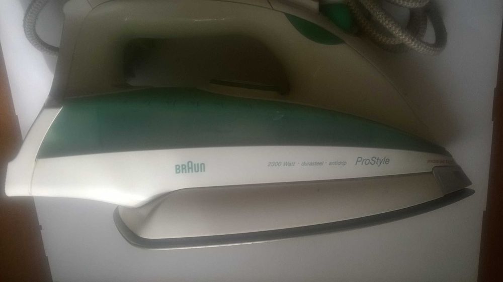 Утюг Braun 4661 SI17610 на запчасти( рабочий но клееный и течет)