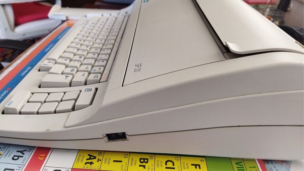 Maquina de escrever antiga