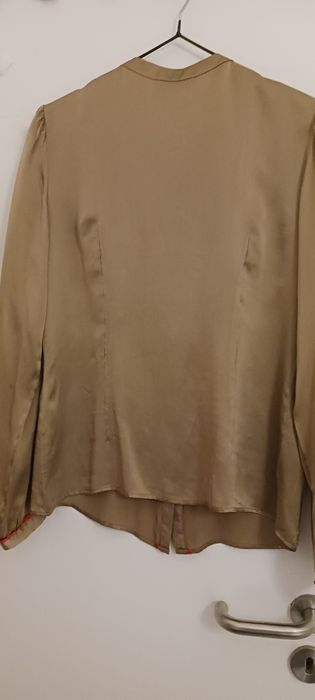 Blusa marca Globe,seda 100%,tam.34-36.  Cor castanho claro com arranjo