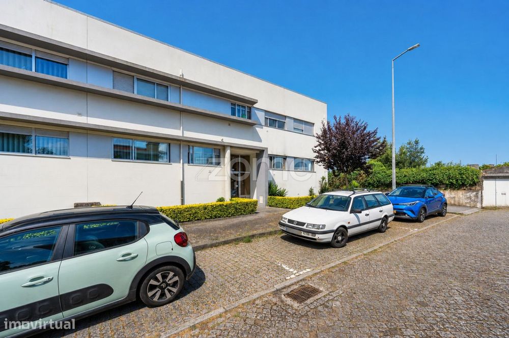T2 com garagem fechada e arrumos em Barca, Castêlo da Maia