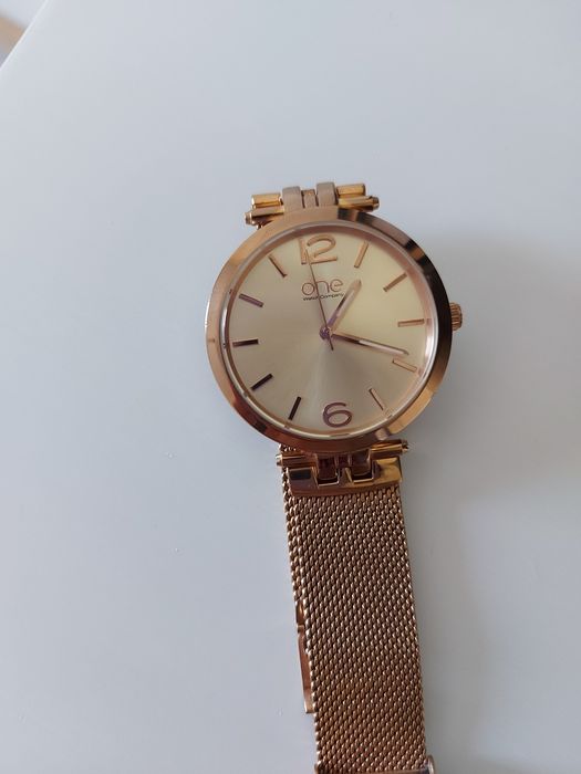 Relógio da marca One Dourado