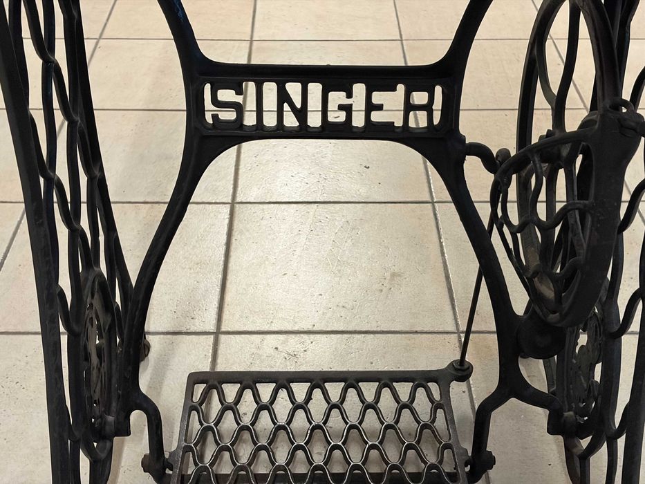 Mesa vintage Singer com tampo em granito Angola