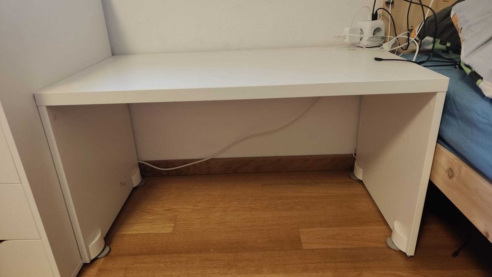 Regał, stolik i krzesełka IKEA do pokoju dziecięcego
